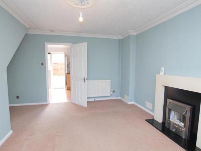 A perfect family home in a really popular location, this three bedroom house with garden and a garage will surely prove a popular choice. Call NOW to discuss your reservation!