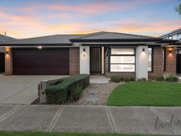 Wollert, Whittlesea Area, Victoria - Equipped kitchen