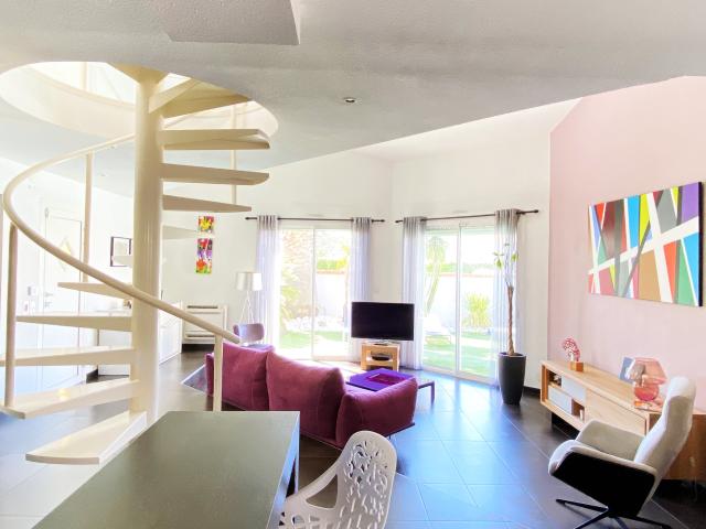 A PERPIGNAN ROUTE DES PLAGES, UNE VILLA D'ARCHITECTE, 160M2 SH, AVEC PISCINE