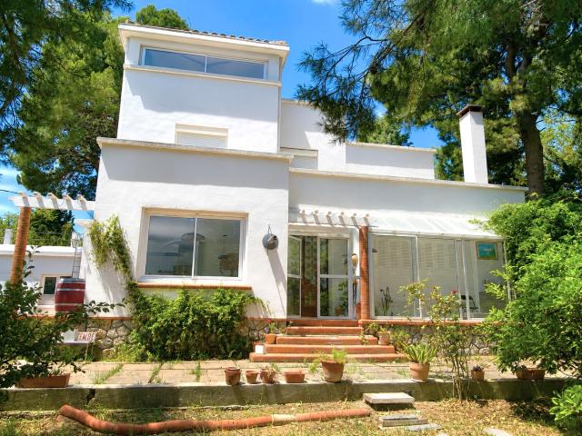 A PERPIGNAN SUD, AUX PORTES DE LA VILLE, UNE VILLA 4 FACES, SUR 2300M2 DE TERRAIN