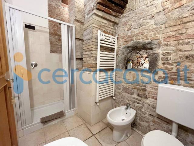 A PERUGIA CENTRALISSIMO, INGRESSO INDIPENDENTE, CLIMATIZZATO CON ARREDAMENTO NUOVO. SOLO REFERENZIATI