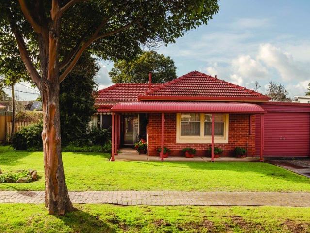 A Petite Coastal Vintage On 720sqm* Poised For Incredible Future Potential