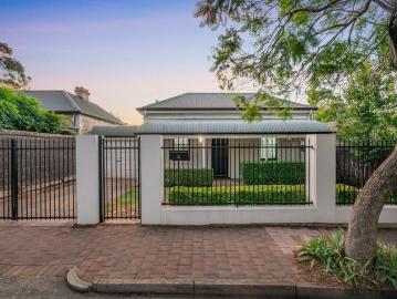 A picture perfect cottage with a stunning modern addition and prized position