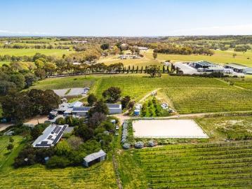 A Picture Perfect Rural Retreat in the Heart of McLaren Flat