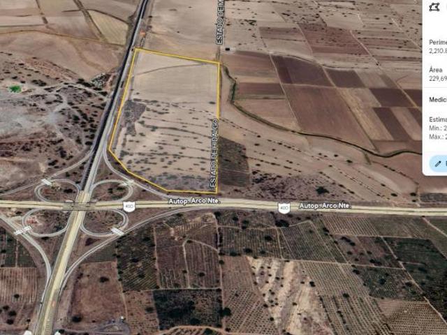 A pie de la Autopista México–Pirámides, a la altura del entronque con el Arco No