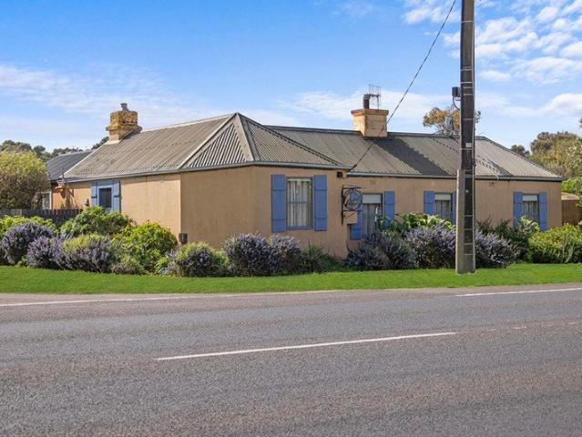 A Piece of Illowa History With 2.5 Acres of Possibility