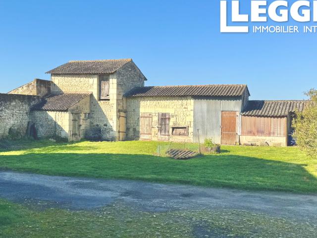 À pied d’un village sud Val de Loire, corps de ferme avec cour fermée et bâtiments pour projet de rénovation