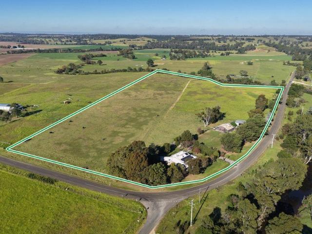 A Place to Breathe, Grow & Belong Over 20 Acres of Rural Charm