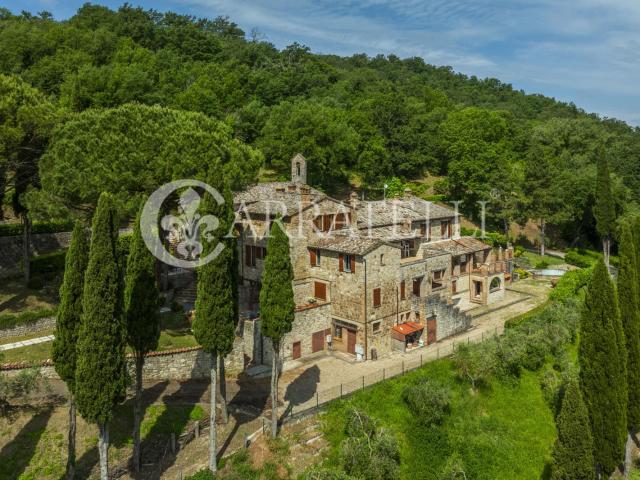 A poca distanza da Todi, in un contesto incantevole, questa. 850m² Todi