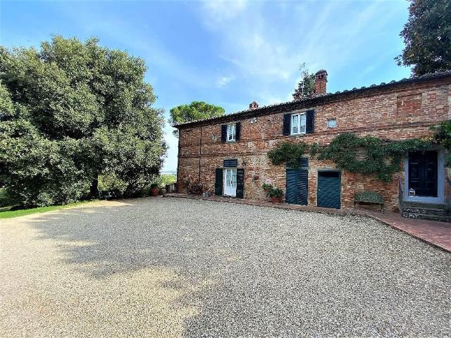 A poca distanza dal centro storico, proponiamo in vendita un. 350m² Foiano della Chiana