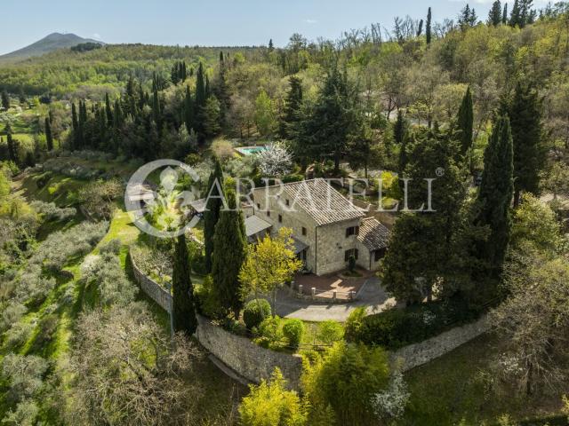 A pochi minuti dal centro di Sarteano, in posizione tranquil. 577m² Sarteano