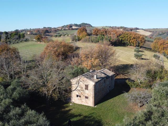 A pochi minuti dal borgo, in posizione incantevole 160m² Serrungarina