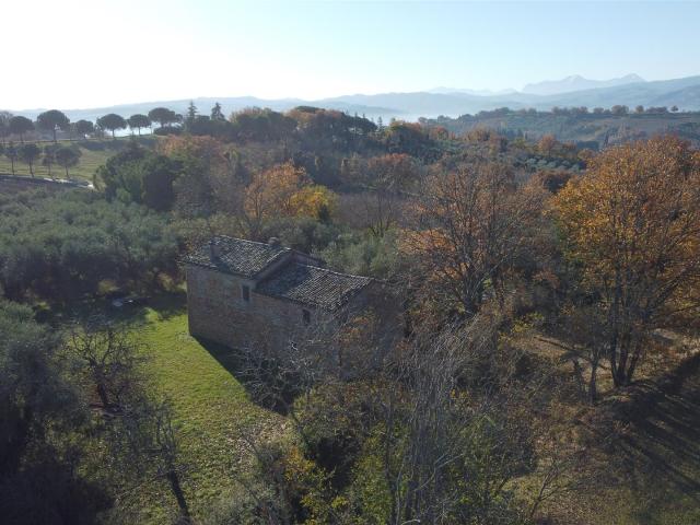 A pochi minuti dal borgo, in posizione incantevole 160m² Serrungarina