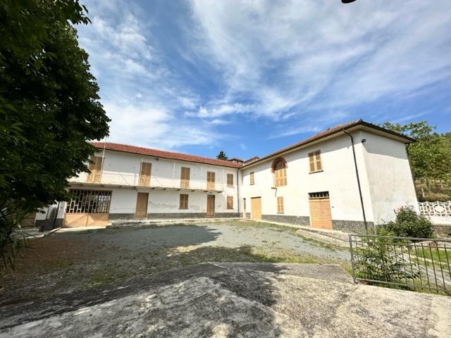 A pochi km da Acqui T. In posizione molto soleggiata, bella. 350m² Melazzo