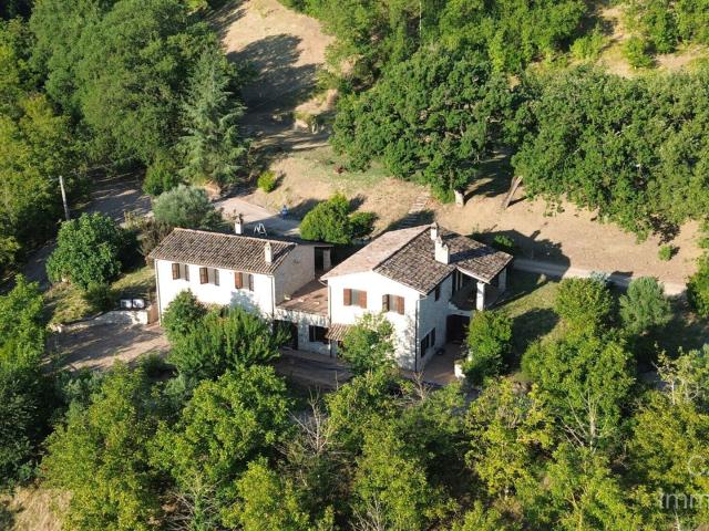 A pochi passi da Todi, dove il tempo rallenta e la natura av. 470m² Todi