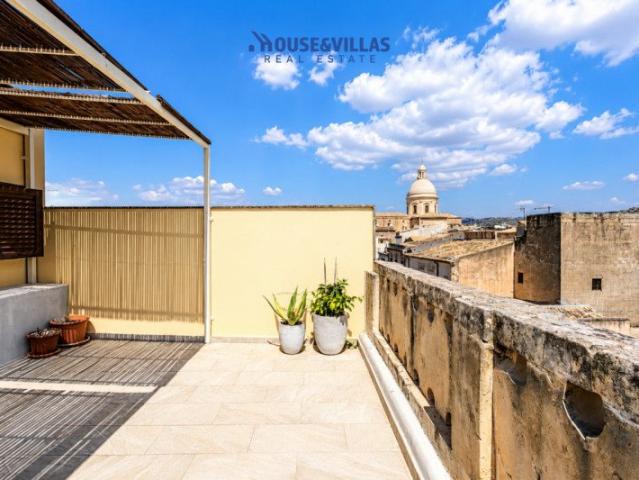 A pochi passi dalla Chiesa del Crocifisso, nella suggestiva. 173m² Noto