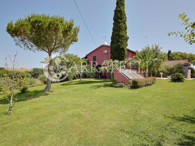 A pochi passi dalla costa tirrenica, questo esclusivo casale. 500m² Bibbona