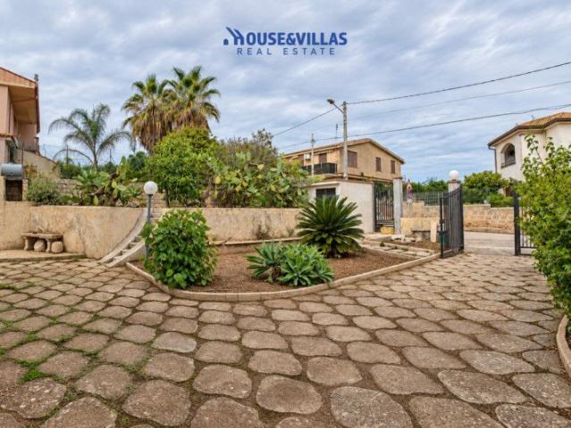 A pochi passi dalla spiaggia di Lido di Noto, House&Villas R. 188m² Noto