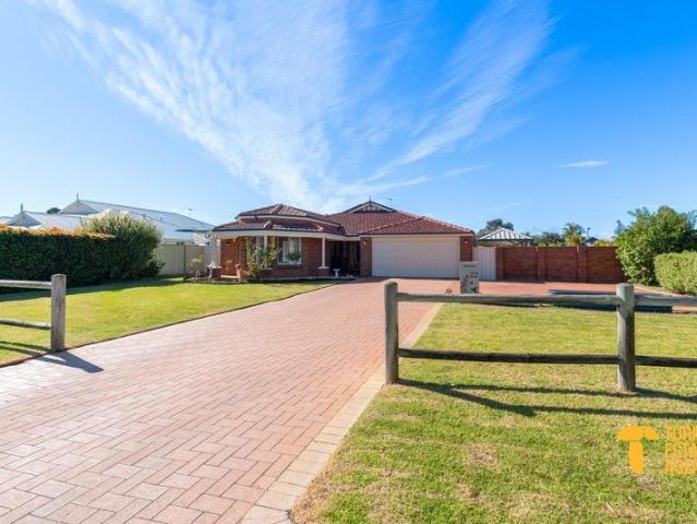 A Pool. A Shed. Space for Everyone. All on 2,054m²