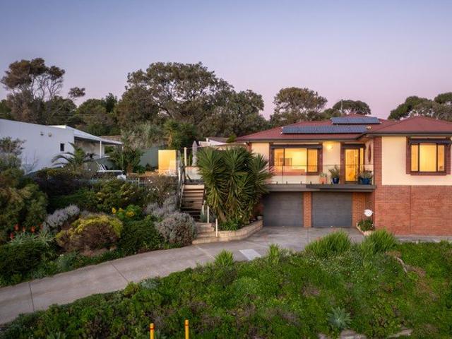 A Poolside Entertainer Built Around its Coastal Outlook