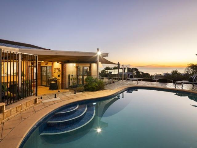 A Poolside Entertainer Built Around its Coastal Outlook