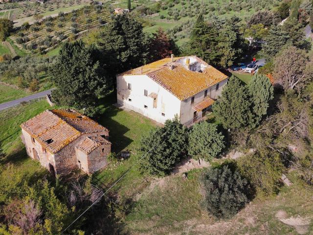 A Pomarance, in posizione dominante e panoramica offriamo du. 610m² Pomarance