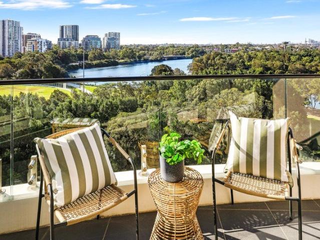 A Premium Outlook Across City Lights, Parklands & Waterways