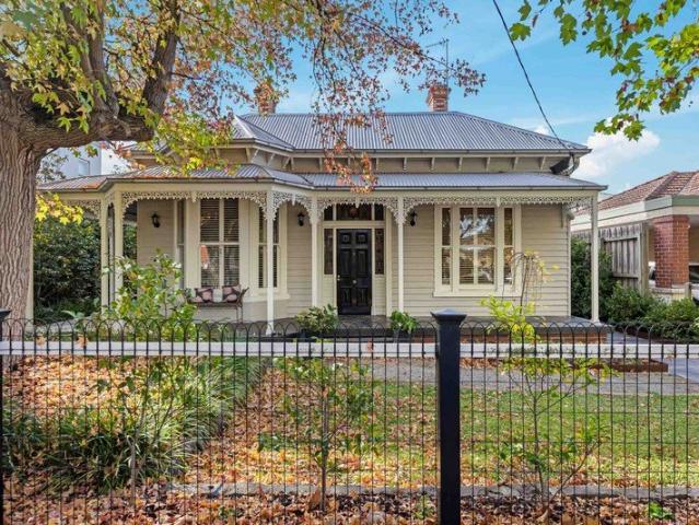 A Prestigious Central Address Moments from Lake Wendouree