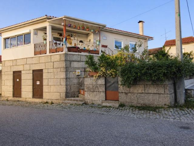 À primeira vista é uma casa como tantas outras. Na prática, é muito mais com uma eficiência energética pouco habitual no seu segmento e com enorme potencial no piso inferior
