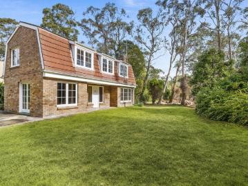 A private 4047SQM with a classic Dutch Cottage, sub division potential, adjoining 3007SQM also available