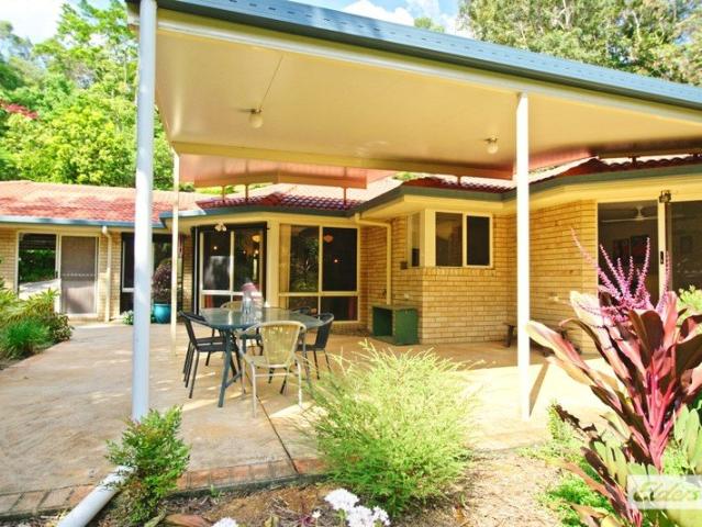 A Private 4 Bedroom Family home, 5.6 Acres 5 Minutes to Town