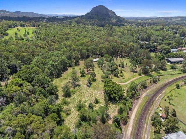 A Private 87 Acre Noosa Hinterland Retreat, Walk to Cooran