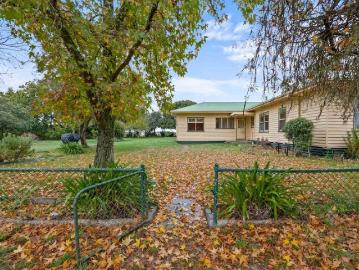 A private country retreat on approx. 8 acres with room to roam