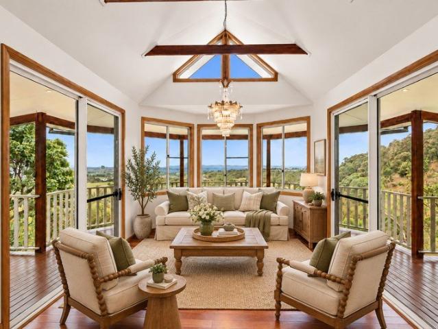 A private country retreat with breathtaking escarpment and Lake Illawarra views