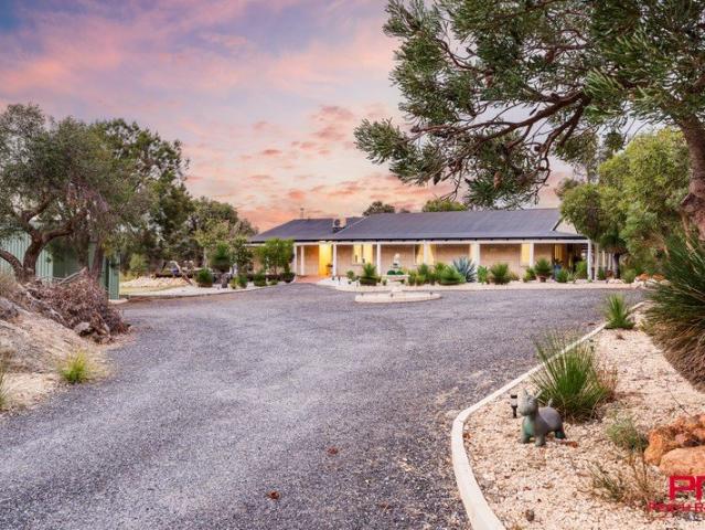 A PRIVATE COUNTRY RETREAT WITH SPACE, STYLE & EXCEPTIONAL VERSATILITY JUST 35 MINS FROM JOONDALUP