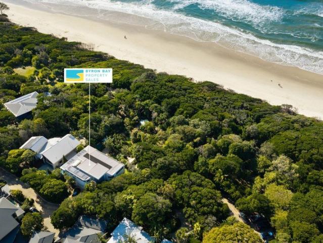 A Private Coastal Residence on a Substantial Beachfront Block, with the Ocean at Your Doorstep