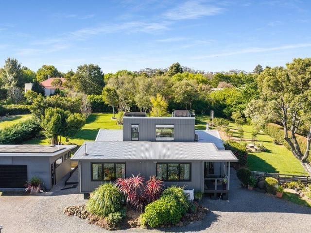 A Private Acreage Escape in Robertson