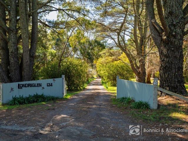 A PRIVATE ACREAGE LIFESTYLE IN HARMONY WITH NATURE