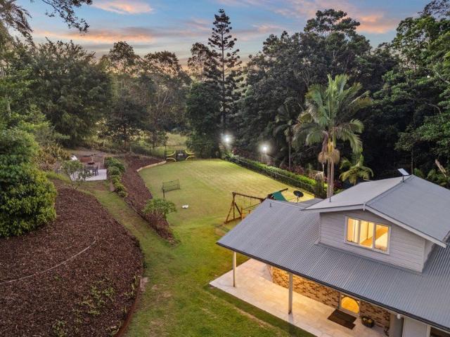 A Private Acreage Retreat in a Blue Chip Hinterland Setting