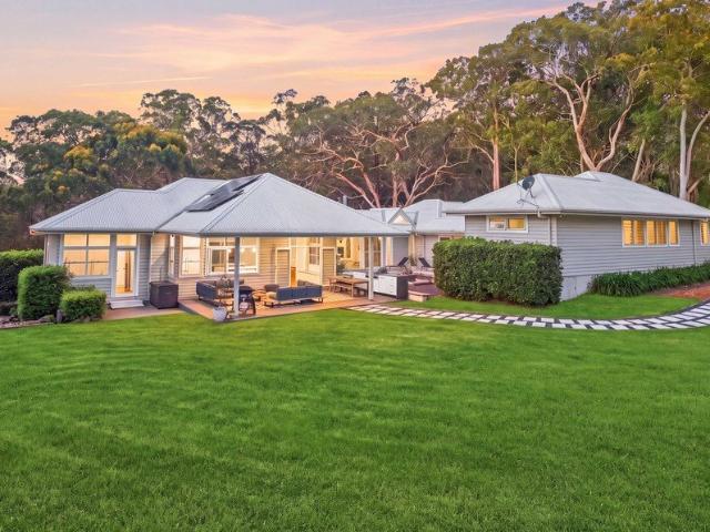 A Private Acreage Sanctuary Where Architecture Meets Nature