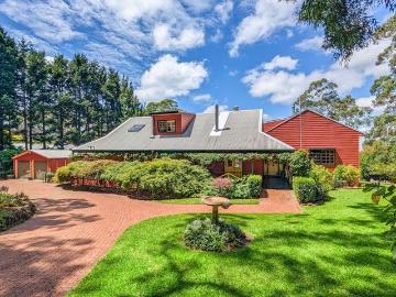 A Private Blue Mountains Sanctuary of Space, Scale & Serenity