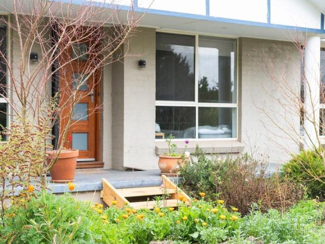 A Private Garden Haven at the Edge of Town