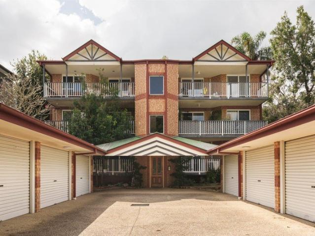 A Private, Ground Floor, Coorparoo Retreat!