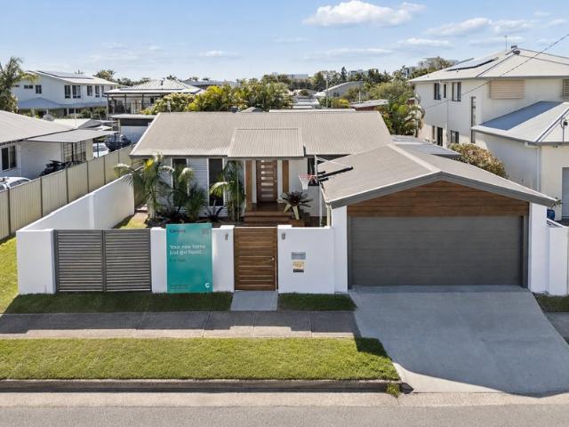 A Private Family Oasis in the Heart of Runaway Bay!