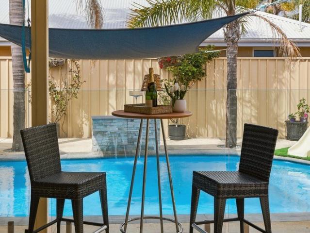 A Private Family Entertainer Pool, Theatre, Big Yard on 802m²