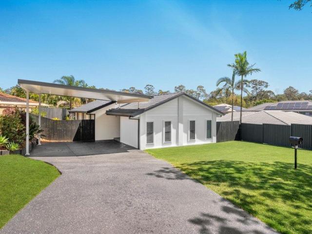 A Private Family Retreat in a Sought After Sinnamon Park Setting