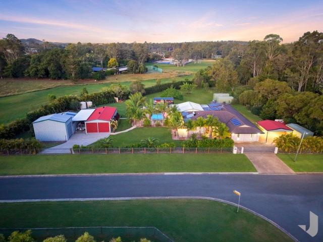 A PRIVATE FAMILY RETREAT WITH SPACE, FUNCTION & LIFESTYLE