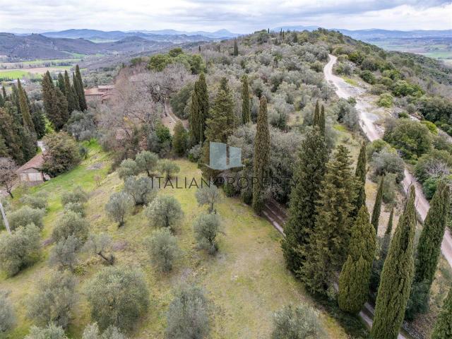 A private hamlet among the Umbrian hills 1900m² Piegaro