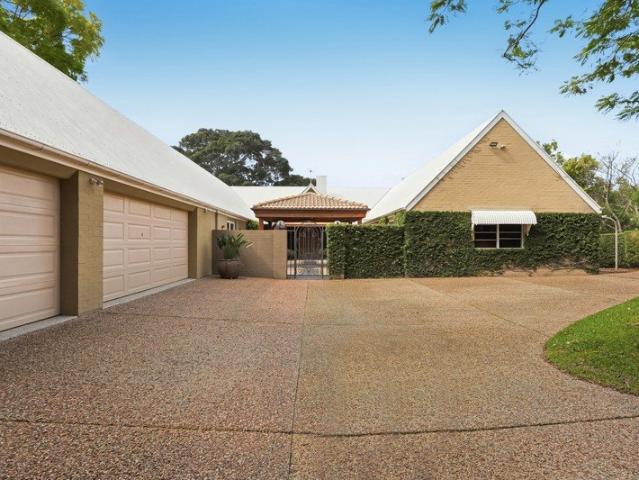 A Private Hinterland Estate Pool, Tennis Court & Room to Breathe