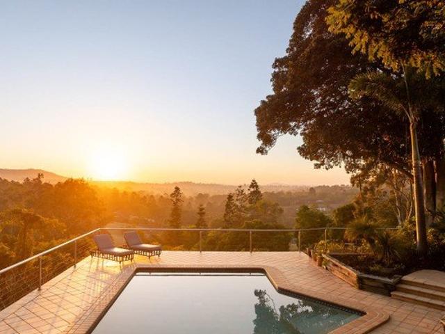 A Private Hinterland Estate Pool, Tennis Court & Room to Breathe